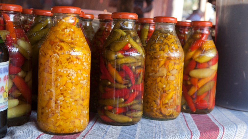 Alertan sobre los riesgos del botulismo en conservas caseras