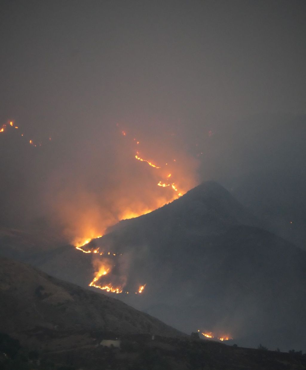 Incendio sin control en Sierra Nevada provoca evacuación de 90.000&nbsp;personas