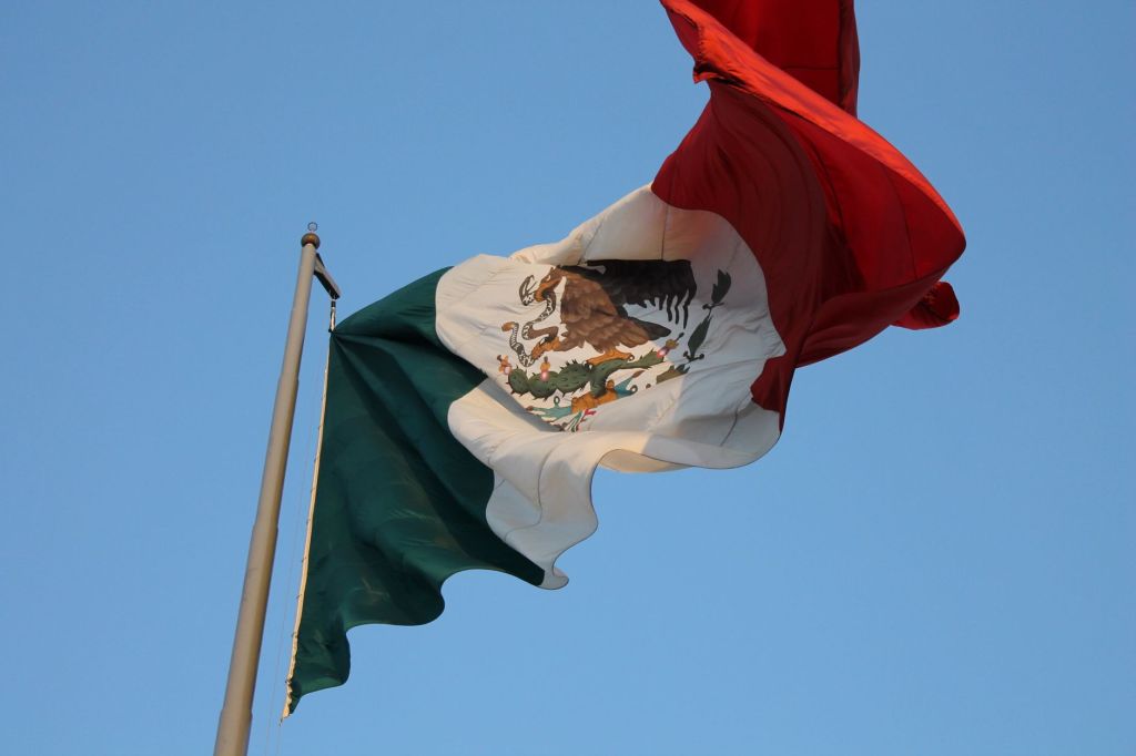 Condenan a tres hombres por el asesinato de surfistas en México